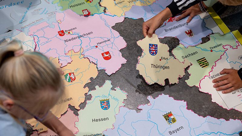 Ausschnitt aus dem Grundschulprogramm des Landtags Rheinland-Pfalz. Kinder bauen die Deutschen Bundesländer nach.