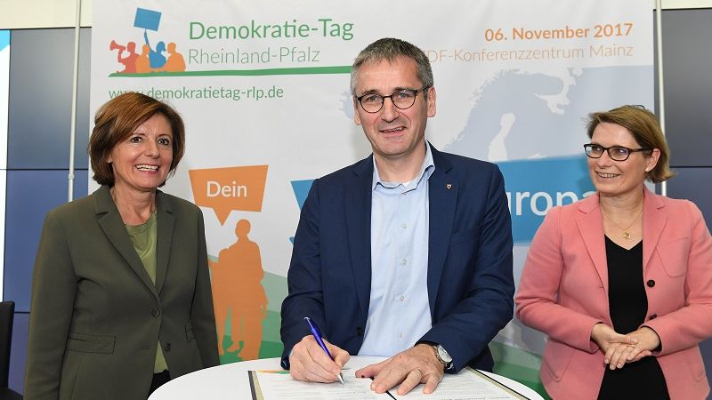Landtagspräsident Hendrik Hering unterzeichnet die Gründungsurkunde des Bündnisses 