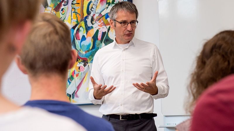 Landtagspräsident Hendrik Hering zu Gast an mehreren Schulen (Archivbild).