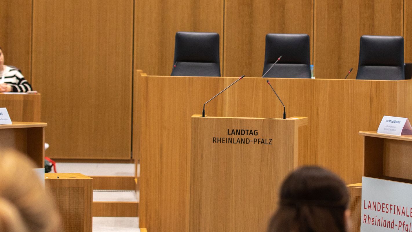 Das Bild zeigt das Landesfinale von Jugend debattiert, bei dem Schülerinnen im Plenarsaal des Landtags debattieren.