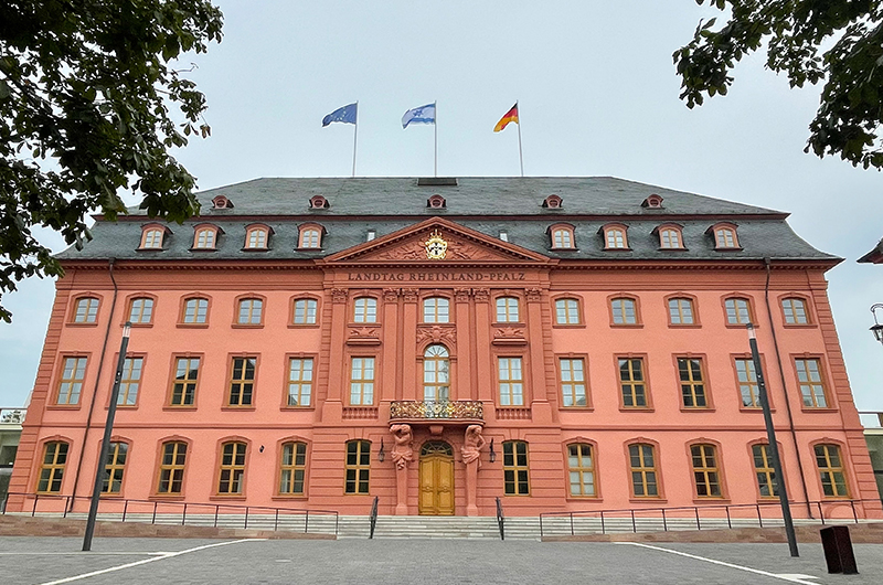 Beflaggtes Deutschhaus