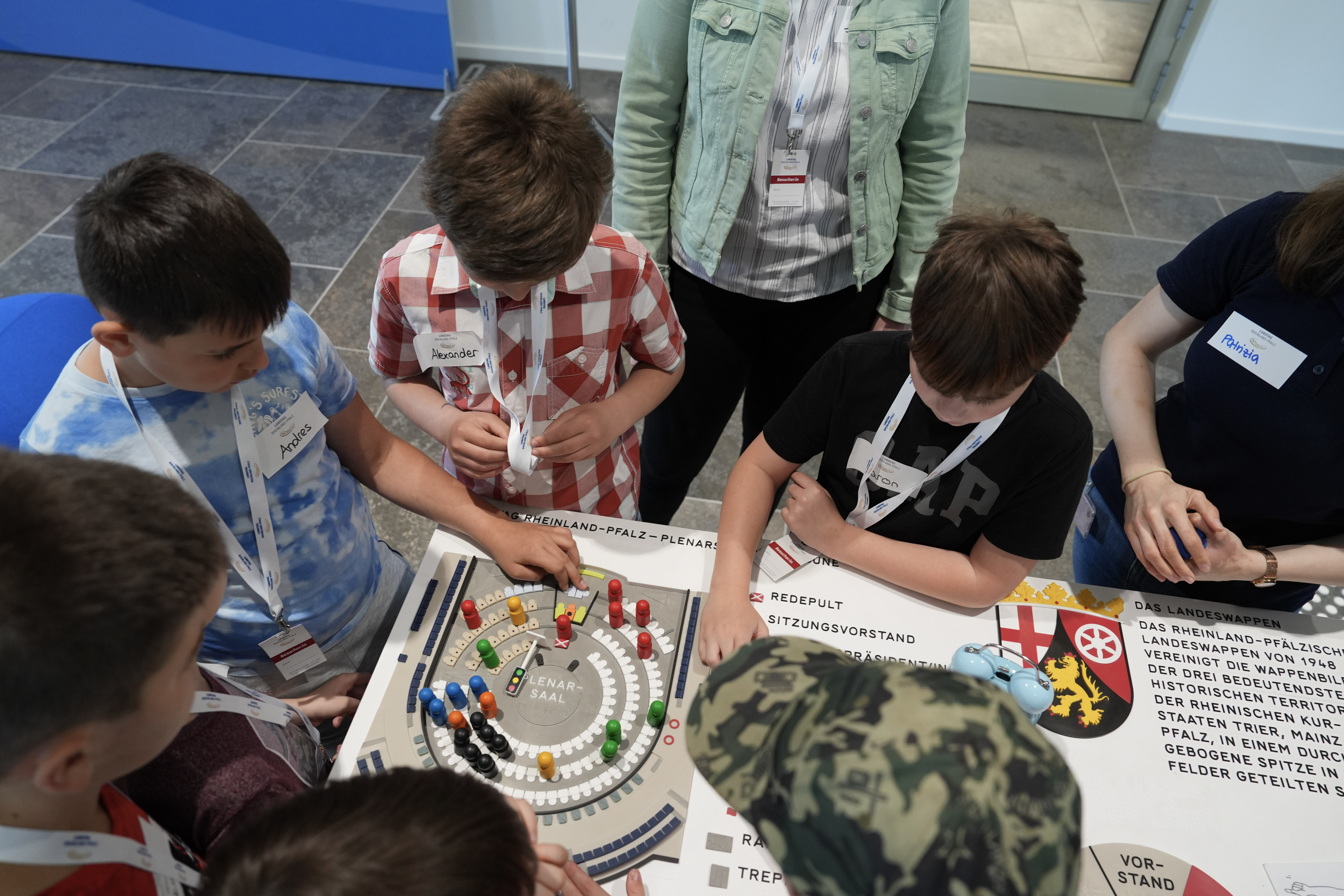 Grundschulkinder betrachten ein Modell des rheinland-pfälzischen Plenarsaals