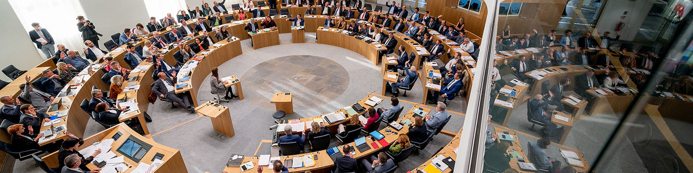 Zu sehen ist der Plenarsaal des rheinland-pfälzischen Landtags