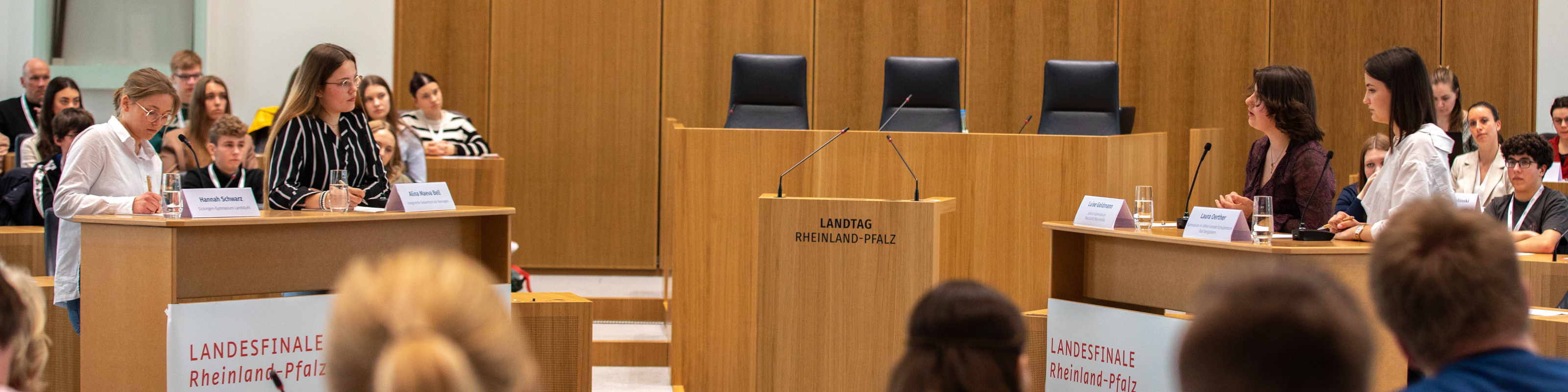 Das Bild zeigt das Landesfinale von Jugend debattiert, bei dem Schülerinnen im Plenarsaal des Landtags debattieren.
