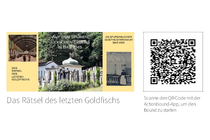 Links befindet sich eine Collage mit Bildern und Texten. In der Mitte sieht man einen jüdischen Friedhof mit Grabsteinen und einer kleinen Kuppel. Darüber steht der Titel „Auf den Spuren jüdischen Lebens in Bad Ems“. Daneben sind kleinere historische Fotos und der Hinweis auf eine Gruppe („AG Spurensucher Goethe-Gymnasium Bad Ems“).
Unten steht groß der Titel „Das Rätsel des letzten Goldfischs“.
Rechts sieht man einen großen QR-Code mit dem Hinweis, dass man ihn scannen soll, um einen sogenannten „Bound“ (eine Art digitale Rallye) zu starten.