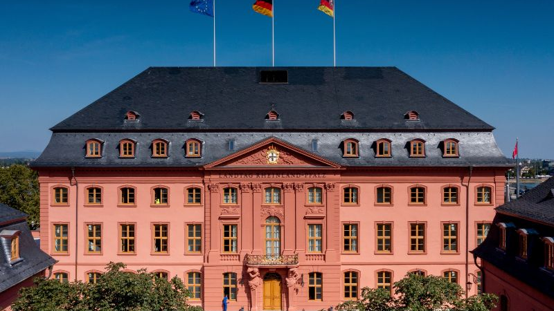 Wehende Deutschland- und Europaflaggen auf dem Deutschhaus
