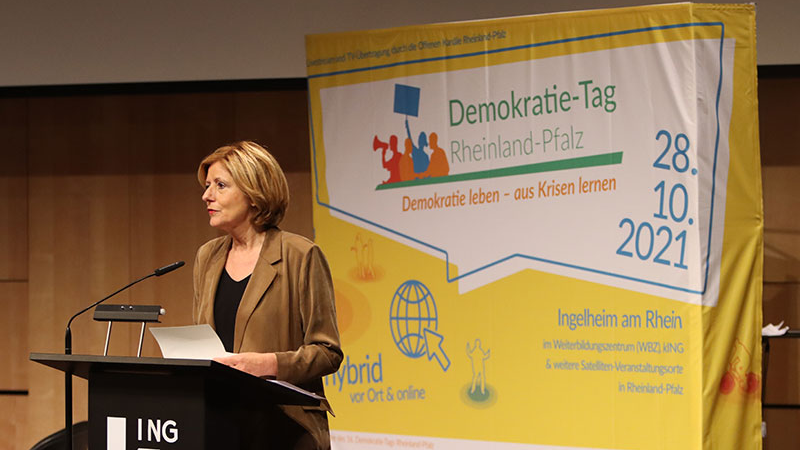 Ministerpräsidentin Malu Dreyer am Rednerpult des 16. Demokratietags Rheinland-Pfalz