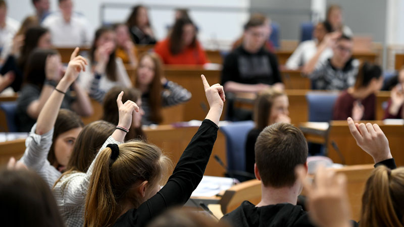 33. Schüler-Landtag 2018 - Schülerinnen und Schüler im Plenarsaal